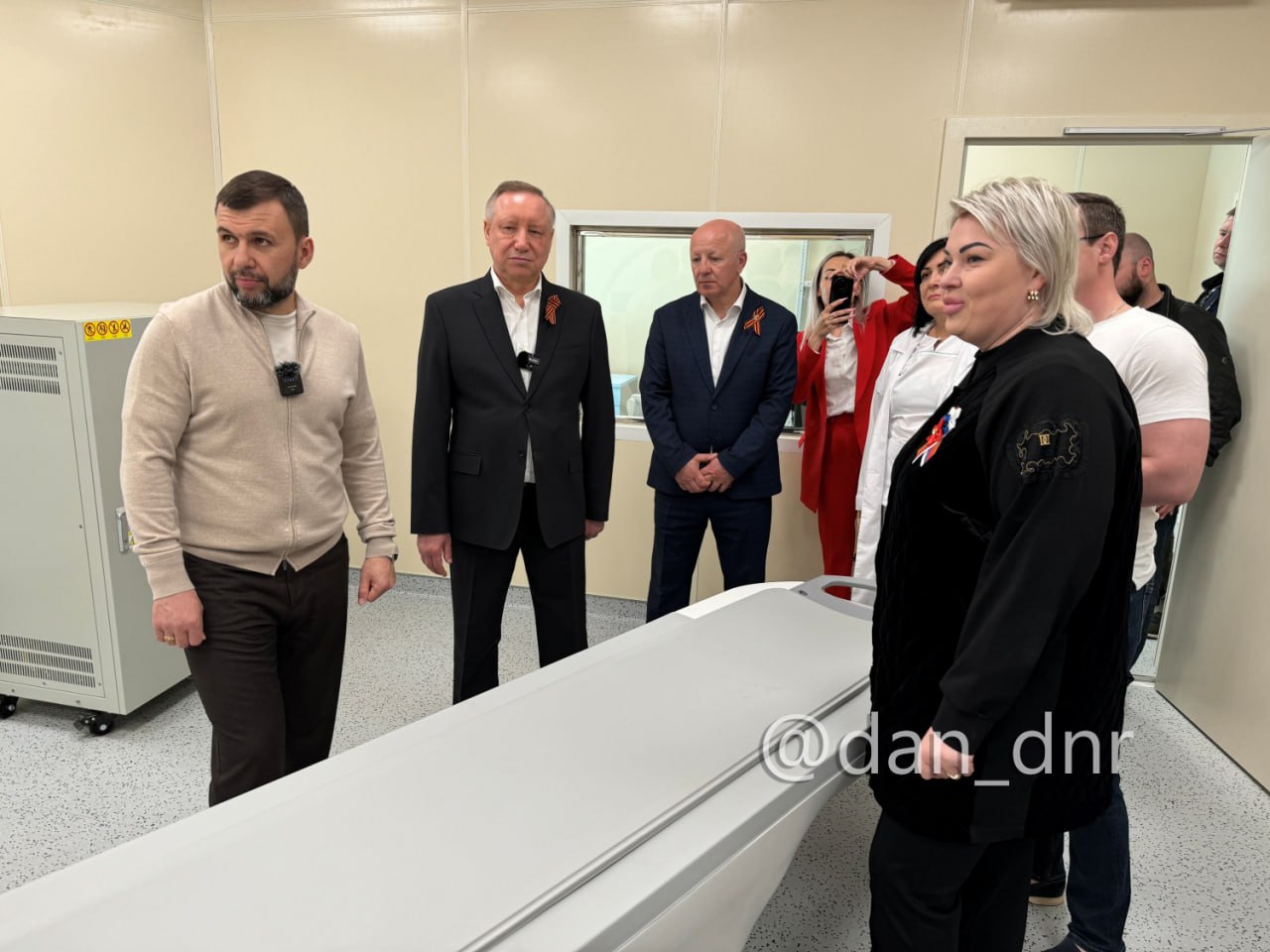 В Мариуполе открыли построенный Санкт-Петербургом новый диагностический центр : Написать нам : диагностический и вспомогательный. В первом есть отделения лучевой и функциональной диагностики. Во втором — стерилизационное отделение, центральная бактериологическая лаборатория с блоком для ПЦР-диагностики, колл-центр и прачечная. «Новые корпуса уже построены с учетом того опыта, который применялся, в том числе и в самом Санкт-Петербурге в различных медицинских учреждениях. Здесь очень трепетно подходили совместно с нашим медицинским персоналом к выбору оборудования, а от этого зависит очень много», — сказал глава ДНР Денис Пушилин. Руководитель центра Марина Конькова рассказала , что оборудовано всё по последнему слову техники. Есть и медицинские комплексы, которые появились в Мариуполе впервые — это открытый магниторезонансный томограф, денситометр и сурдологический кабинет. Читать полностью