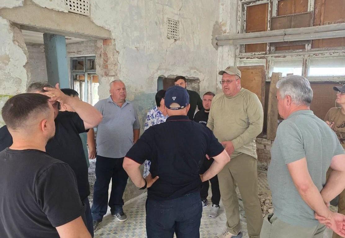 Объект капитального ремонта Адыгеи в Нижнесерогозском муниципальном округе посетил замминистра строительства и ЖКХ РФ Регион-шеф Республика Адыгея проводит капитальный ремонт Вольновской школы Нижнесерогозского округа. Ход работ в учебном заведении проинспектировал замминистра строительства и ЖКХ России Валерий Леонов. Также на объекте побывали министр строительства, архитектуры и ЖКХ Херсонской области Сергей Козупица и глава Нижнесерогозского округа Владислав Никитенко. Сейчас специалисты ведут подготовительные работы – идет демонтаж потолков и пола в кабинетах и коридорах, очистка стен. На территории школы появится новая спортивная площадка и будет проведено благоустройство. В ходе осмотра были озвучены предложения по созданию наиболее комфортных условий для обучения и занятий физической культурой и спортом.