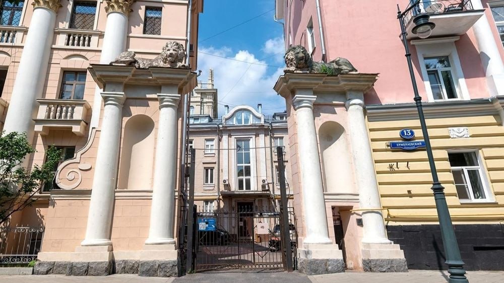 В районе Патриарших прудов начали реставрировать скульптуры львов на пилонах жилого дома Генштаба СССР работы планируют завершить в 2026 году сообщили в Мосгорнаследии Дом имеет статус памятника культуры регионального значения Он был построен в 1945 году скульптуры с того момента ни разу не реставрировались moscow on air