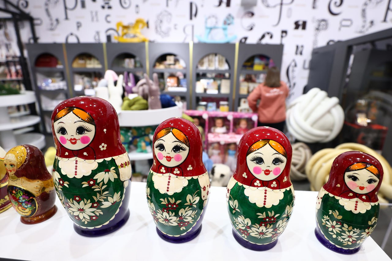 В Эстонии задержали мужчину за контрабанду матрёшек Он пытался провезти через границу с Россией 170 деревянных кукол Правоохранители возбудили уголовное дело На КПП Лухамаа мужчина заявил что не имеет товаров для декларирования При этом во время досмотра у него нашли матрёшек Ранее гражданина уже привлекали за нарушение санкционного режима Новый эпизод добавили к начатому уголовному делу В полиции Эстонии не уточняют под санкции какого государства подпадают матрёшки и когда ввели эти ограничения Подписаться на Говорит Москва Telegram VK MAX