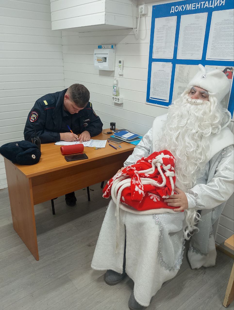 Сотрудники полиции Анапы пресекли незаконную деятельность мужчины в костюме Деда мороза 28 летний местный житель решил подзаработать платной фотографией на фоне бесплатных новогодних инсталляций на Театральной площади В отношении мужчины полицейскими был составлен протокол об административном правонарушении по статье 14 1 КоАП РФ Осуществление предпринимательской деятельности без государственной регистрации или без специального разрешения лицензии Собранные материалы будут направлены в суд для принятия законного решения Перейти в наш канал МАХ Подпишись поделись krasnodarkray1 Прислать видео новость