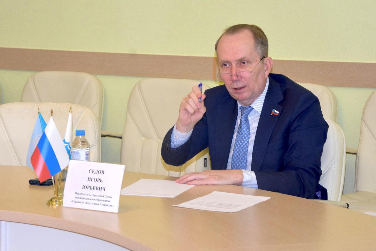 Новый состав городской думы Астрахани готовится к выборам председателя Первое заседание Городской думы VIII созыва пройдёт 26 сентября в пятницу Новый депутатский состав избран на выборах прошедших с 12 по 14 сентября 2025 года Депутаты определят ключевые направления своей деятельности на предстоящие пять лет Основной задачей первого заседания станет выбор председателя гордумы и его заместителей По информации AST NEWS ru основным претендентом на роль председателя является руководитель прошлого созыва Игорь Седов также на эту роль может быть выдвинут депутат Александр Календр ранее являвшийся заместителем председателя гордумы Также депутаты приступят к формированию комиссий отвечающих за бюджет социальное развитие городское хозяйство и другие важные направления в жизни Астрахани AST NEWS ru