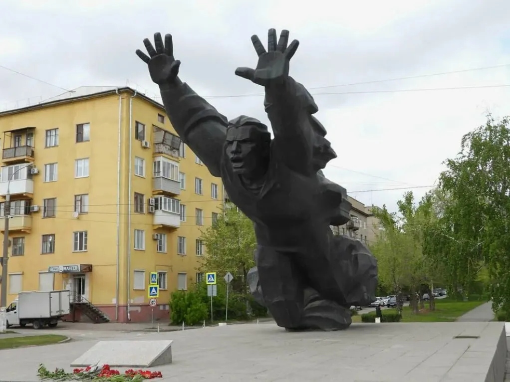 В Волгограде отреставрируют мемориал герою Сталинграда Михаилу Паникахе В Волгограде объявлен поиск подрядной организации для реставрации объекта культурного наследия мемориала Место где совершил подвиг матрос пехотинец 193 й стрелковой дивизии Паникаха М А Соответствующая информация появилась на сайте госзакупок Из бюджета выделено 13 7 миллиона рублей Завершить все работы должны до 20 сентября этого года написано в документации Мы теперь и в МАХ Южная служба новостей