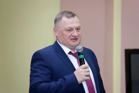 Экс глава Волжского района получил земли незаконно считает Шестой кассационный суд Решение об изъятии участков у Евгения Макридина устояло в кассации Шестой кассационный суд вынес решение об истребовании земель у бывшего главы Волжского района Евгения Макридина Впервые такое решение было принято Волжским районным судом Самарской области в июне 2024 года Прокурор представил доказательства того что земельные участки в 2005 году незаконно выбыли из состава земель сельскохозяйственного назначения в собственность главы района Как считает следствие в период с 2003 года по 2004 год Макридин незаконно изъял из оборота и федеральной собственности в пользу ООО Комфорт земли сельскохозяйственного назначения на территории массива Новоберезовский в Поволжской АГЛОС Участки были проданы третьему лицу Затем два участка общей площадью 2 тыс кв м всего за 5 5 тыс рублей перешли в частную собственность Макридина В должности первого замглавы района он завизировал смену категории территории площадью 6 5 га из сельхозземель в земли поселений а затем продажу земель ООО Комфорт Суд тогда пришёл к выводу что сделки благодаря которым бывший глава района стал владельцем земли были совершены с нарушением принципов правопорядка нравственности и добросовестности В 2008 году в отношении Евгения Макридина возбудили уголовные дела о превышении должностных полномочий ч 1 ст 286 УК РФ и служебном подлоге ч 1 ст 292 УК РФ Однако в 2011 году расследование дела было прекращено в связи истечением сроков давности В конце декабря прошлого года стало известно что Самарский областной суд отменил решение Волжского районного суда об изъятии по иску прокуратуры двух земельных участков Было принято новое решение об отказе в удовлетворении иска После чего областная прокуратура обжаловала этот вердикт в кассационной инстанции В апреле Шестой кассационный суд отменил решение нижестоящей инстанции о законности получения земельных участков и отправил дело на новое рассмотрение В июле Самарский областной суд после повторного рассмотрение иска прокуратуры всё таки постановил изъять у экс чиновника в пользу РФ два земельных участка общей площадью 2 тыс кв м на территории ФГБНУ Поволжская агролесомелиоративная опытная станция АГЛОС В ноябре это решение устояло в кассации