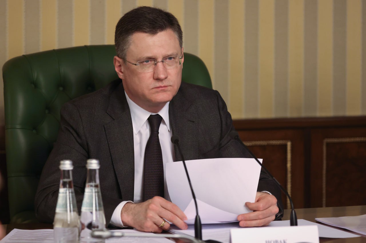 Александр Новак провел заседание правительственной комиссии по вопросам развития электроэнергетики По итогам заседания комиссии было принято решение о поэтапном до 2028 года включительно возмещении недополученных доходов тепловых электростанций Дальневосточной генерирующей компании и изъятии излишне полученных доходов Сибирской генерирующей компании на Дальнем Востоке, которые возникли в результате отклонения фактических и плановых расходов на топливо при тарифном регулировании до 2025 года. Также участники рассмотрели предложение властей регионов по запрету майнинга криптовалют в Республике Хакасия, Забайкальском крае и Республике Бурятия. Ранее направленные предложения глав регионов от Республики Карелия и Пензенской области были отозваны. Было решено не вводить запрет майнинга криптовалют в Республике Хакасия по причине отсутствия прогнозируемого дефицита электроэнергии и мощности, а также снижения налоговых поступлений в региональный бюджет и формирования выпадающих доходов в электросетевом комплексе. Кроме того, принято решение отложить на 2 месяца рассмотрение вопроса о введении круглогодичного запрета майнинга криптовалют в Забайкальском крае и Республике Бурятия с учетом необходимости оценки выпадающих доходов в электросетевом комплексе, а также подготовки нормативной базы по механизму перераспределения высвобождаемой мощности от майнинговой нагрузки в пользу социально значимых потребителей в энергодефицитных регионах. Минэнерго и Федеральная антимонопольная служба совместно с энергетическими компаниями за этот период также должны проработать мероприятия по экономическому стимулированию привлечения майнинговой нагрузки в профицитные с точки зрения электроэнергии и мощности регионы. Александр Новак поручил создать рабочую группу по развитию конкурентных розничных рынков электрической энергии при правительственной комиссии по вопросам развития электроэнергетики и расширить ее состав в соответствии с запросами представителей ряда органов власти, энергетических компаний, отраслевых объединений и парламентариев. #энергетика