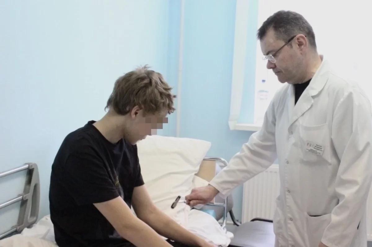 В Пермском крае врачи спасли 13 летнего мальчика который получил тяжёлую травму головы после того как осколок точильного камня попал ему в лицо Инцидент произошёл в конце октября в Горнозаводском округе когда ребёнок работал в гараже без защитной маски Осколок повредил лоб свод и основание черепа глазницы и глаз а также затронул мозг Из за повреждения лобных долей ребёнок проявлял агрессию пытался драться и убегать поэтому его ввели в медикаментозный сон и подключили к аппарату ИВЛ Пациента экстренно доставили в Пермь где команда офтальмо нейро и ЛОР хирургов провела сложнейшую четырёхчасовую операцию Лечение длилось больше месяца Врачи добились значительного прогресса у мальчика восстановились когнитивные функции ушла агрессия он самостоятельно передвигается и помнит произошедшее Сейчас ребёнок находится на амбулаторном лечении и проходит консультации специалистов включая офтальмологов и челюстно лицевого хирурга Добрые новости и история Перми подписаться