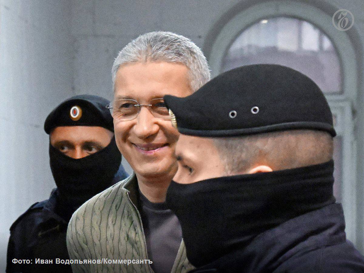 В загородном доме бывшего замминистра обороны Тимура Иванова нашли именные часы с гравировкой Такой Тимур Иванов один Об этом свидетельствуют материалы уголовного дела В общей сложности у господина Иванова изъяли коллекцию из 44 премиальных часов и 170 дорогостоящих ювелирных изделий Следствие инкриминирует экс чиновнику три эпизода взяток на общую сумму более 1 3 млрд руб Подписывайтесь на Ъ Оставляйте бусты