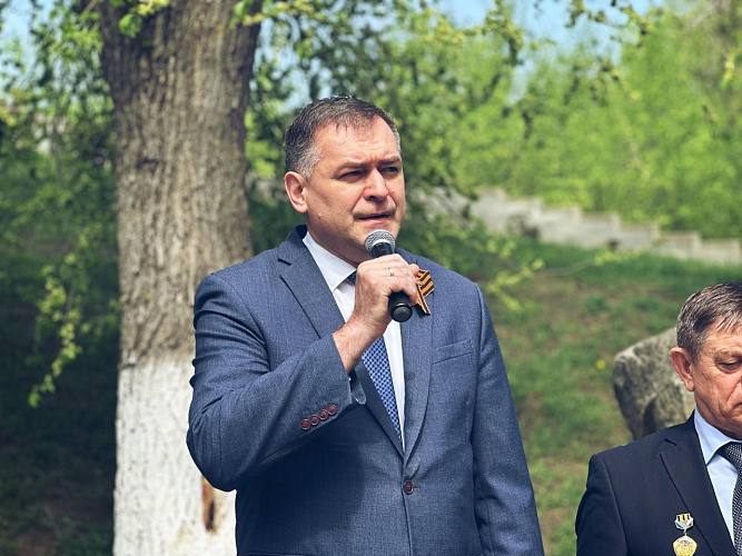 Экс-главе Новочеркасска продлили арест по делу о взятке в 8 млн рублей Суд продлил до 13 сентября срок содержания под стражей бывшему главе администрации Новочеркасска Юрию Лысенко, обвиняемому в получении взятки в особо крупном размере. Лысенко был задержан 13 мая сотрудниками областного УФСБ, у него прошли обыски дома и на работе. Позже суд заключил его под стражу. В конце мая он подал в отставку по собственному желанию. По данным следствия, в 2024 году Лысенко через подчиненного получил от застройщика взятку в виде земельного участка с домом на сумму свыше 8 миллионов рублей. Взятка была связана с организацией строительства школы на территории предпринимателя и включением объекта в программу развития региона. В отношении Лысенко возбуждено уголовное дело по статье о получении взятки в особо крупном размере, а против сотрудника администрации — по статье о посредничестве во взяточничестве.