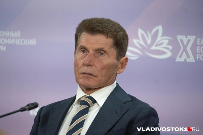 Губернатор Приморского края Олег Кожемяко анонсировал проведение онлайн эфира в формате Прямого разговора 6 с жителями региона Прямой эфир состоится 29 января и будет транслироваться на телеканалах ОТВ Восток 24 Россия 24 25 РЕГИОН а также на одноимённой радиостанции Кроме того трансляцию можно будет посмотреть в социальных сетях губернатора и в официальных аккаунтах правительства Приморского края Принять участие в разговоре смогут все жители региона Вопросы принимаются заранее через специальный чат бот в Telegram канале главы края форму обращений на сайте правительства Приморья а также по телефону 8 4232 39 09 38 В ходе эфира у зрителей также будет возможность задать вопросы в режиме реального времени Тематика обращений не ограничена и может касаться любых аспектов жизни в регионе включая работу муниципальных властей В последний раз губернатор выходил на прямую связь с жителями Приморья 1 октября 2025 года Тогда обсуждался широкий круг острых и социально значимых тем Приморцы поднимали вопросы заработной платы воспитателей детских садов Владивостока строительства дорог на острове Русский развития территории Спортивного рынка дефицита кадров в сфере общественного транспорта судьбы недостроенной школы на Патрокле и даже поговорили о влиянии аномально тёплой погоды в регионе на туризм Подписаться в Telegram    Подписаться в MAX