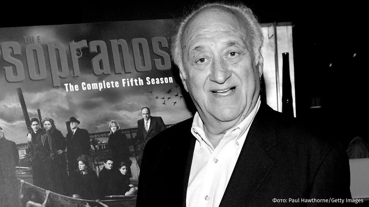 Звезда сериала Клан Сопрано Джерри Эдлер скончался в возрасте 96 лет пишет The Hollywood Reporter В кинокартине Эдлер исполнил роль близкого друга главного героя Тони Сопрано Хермана Рабкина Также актер известен по роли в сериале Хорошая жена а свою карьеру начал с фантастического Квантового скачка в 60 лет Последним проектом Эдлера стал веб сериал Ужиться с самим собой который вышел в 2019 году Подписаться на РЕН ТВ МАХ Отправить новость