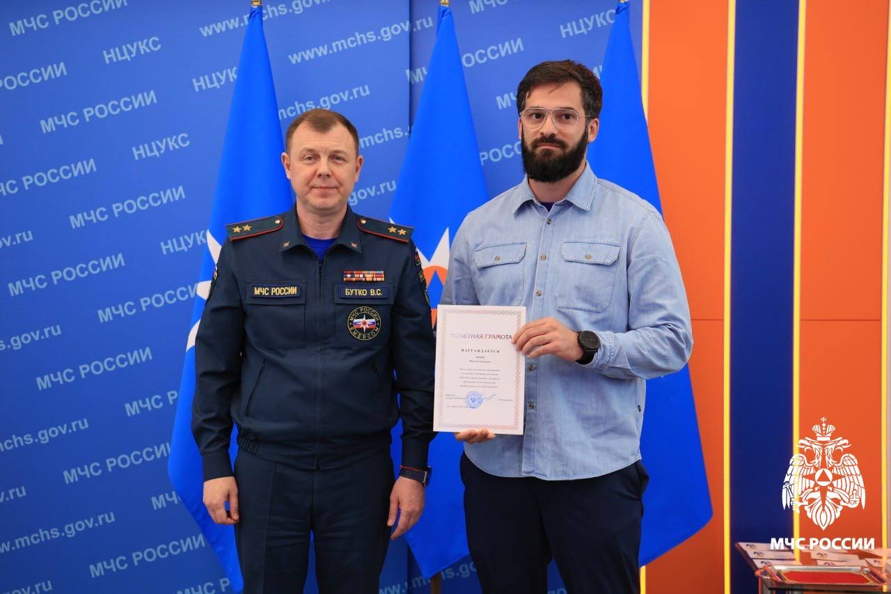 В МЧС России наградили участников чрезвычайного гуманитарного реагирования за пределами Российской Федерации По поручению Министра Александра Куренкова заместитель главы МЧС России Вячеслав Бутко вручил ведомственные награды участникам чрезвычайного гуманитарного реагирования за рубежом в 2024 году. Среди награжденных есть и представители благотворительных организации Республики Ингушетия: Руслан Дудургов, Магомед Евлоев, Магомед Беков. Почетные грамоты были вручены за успешное выполнение мероприятий по оказанию гуманитарной помощи населению дружественных государств. По решению Президента и Правительства Российской Федерации в прошлом году МЧС России реализовано 20 гуманитарных операций, охвативших 13 иностранных государств. Спецрейсами авиации МЧС России в нуждающиеся государства доставлено около 830 тонн грузов, включающих продукты питания и предметы первой необходимости, в том числе 630 тонн грузов, безвозмездно предоставленных благотворительными организациями при участии субъектов Российской Федерации. МЧС России выстроено системное и эффективное взаимодействие с благотворительными фондами, позволяющее оперативно формировать необходимые гуманитарные грузы при реагировании на чрезвычайные ситуации за рубежом.