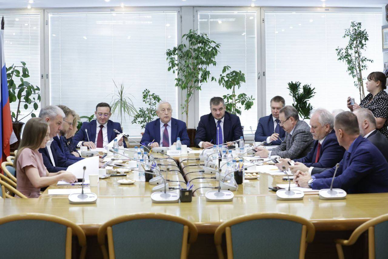 На заседании Комитета обсудили исполнение бюджета за 2024 год Комитет отметил высокий уровень кассового исполнения госпрограмм: Госпрограмма по развитию Дальнего Востока исполнена на - 99,4% Госпрограмма по развитию Арктики - на 98,1% Председатель Комитета Николай Харитонов подчеркнул важность анализа эффективности бюджетных расходов: «Нам важно понимать, как сработала каждая цифра бюджета в условиях внешних ограничений и новых вызовов». Особое внимание уделено жилищным субсидиям для северян. Несмотря на стабильное финансирование 4,5 млрд руб. ежегодно с 2021 года , число выданных жилищных сертификатов ежегодно снижается. Рассмотрение отчета за предыдущий год принципиально важно. Нам необходимо также как мы это делали и ранее на основе полученного опыта сделать правильные выводы при подготовке бюджета на очередной год - подчеркнул Николай Харитонов Также на заседании депутаты обсудили: финансирование мастер-планов; ход подготовки поправок к законопроекту по поддержке международных территорий опережающего развития. Утвердили рекомендации выездного заседания «круглого столаи» на тему: «Правовое обеспечение комплексного развития опорных населенных пунктов Арктической зоны Российской Федерации» в г. Норильске. Комитет продолжает работу по формированию эффективной бюджетной и региональной политики.