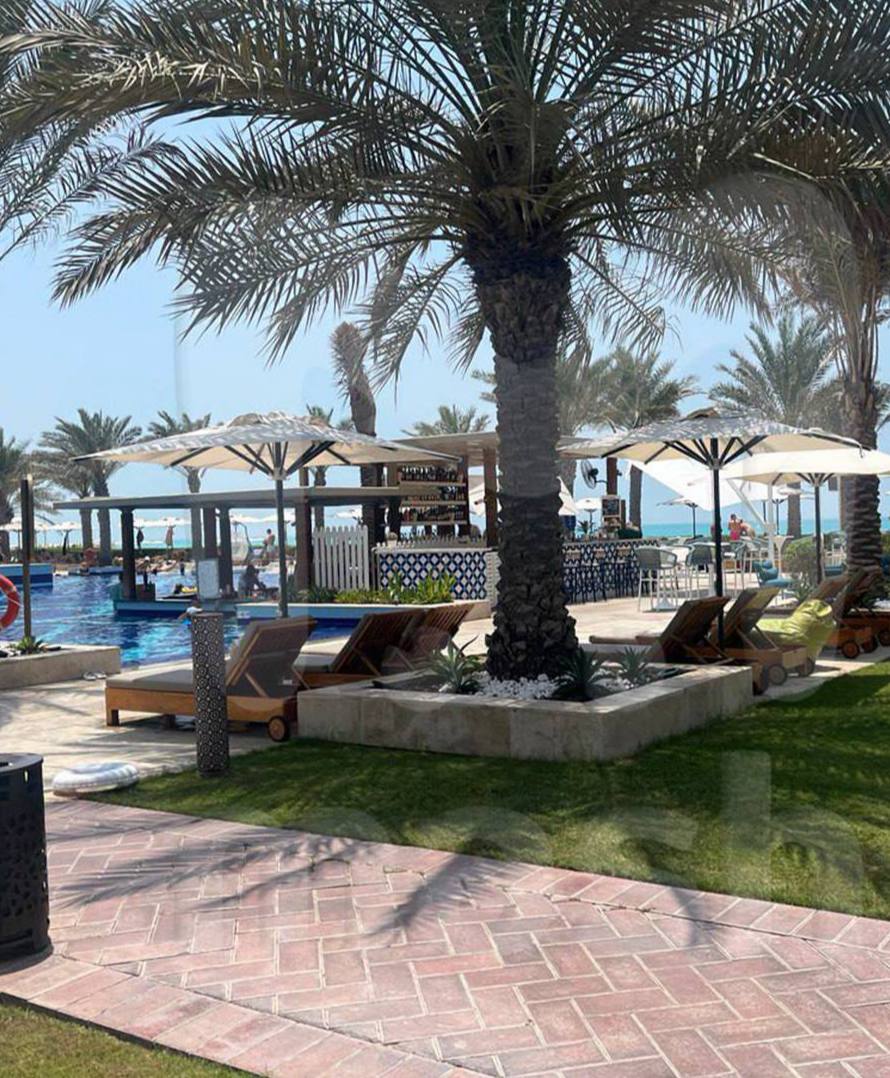 Долина снова отказалась съезжать с уже не своей квартиры и теперь отдыхает в люксовом отеле Rixos Premium Saadiyat Island на острове Саадият в Персидском заливе В программе за 1 млн рублей у певицы бассейны спа массажи спортзал теннис и вечеринки с диджеями Тем временем сдача квартиры перенесена на 20 января узнал Mash banki oil