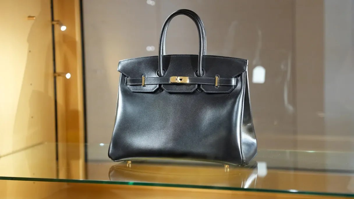 Сумка Hermès, принадлежавшая певице и актрисе Джейн Биркин и ставшая прототипом известной модели Birkin бренда, была продана на аукционе за $10 млн. Проданная Hermès Birkin стала самой дорогой сумкой, когда-либо проданной на торгах. : Edward Berthelot / Getty Images