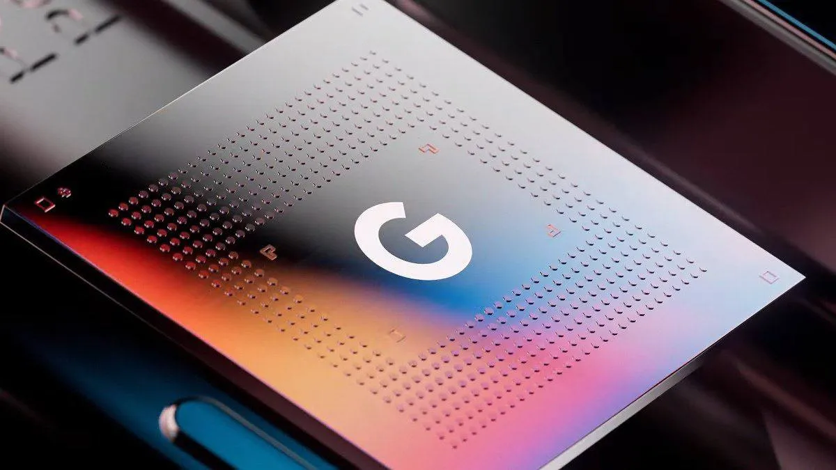 Серия Pixel 11 получит чип Tensor G6 с устаревшей графикой В сеть утекло несколько ключевых деталей о чипсете Tensor G6 который получат все смартфоны линейки Pixel 11 Если верить слухам за графику в Tensor G6 отвечает видеочип PowerVR CXTP 48 1536 выпущенный ещё в 2021 году что не лучшим образом скажется на производительности в играх Такое решение наверняка позволит уменьшить затраты на производство и удержать стоимость устройств в условиях кризиса Основной же процессор получит одно новое ядро C1 Ultra с частотой 4 11 ГГц четыре ядра C1 с частотой 3 38 ГГц и ещё два ядра с частотой 2 65 ГГц Официальный анонс линейки Google Pixel 11 ожидается в августе