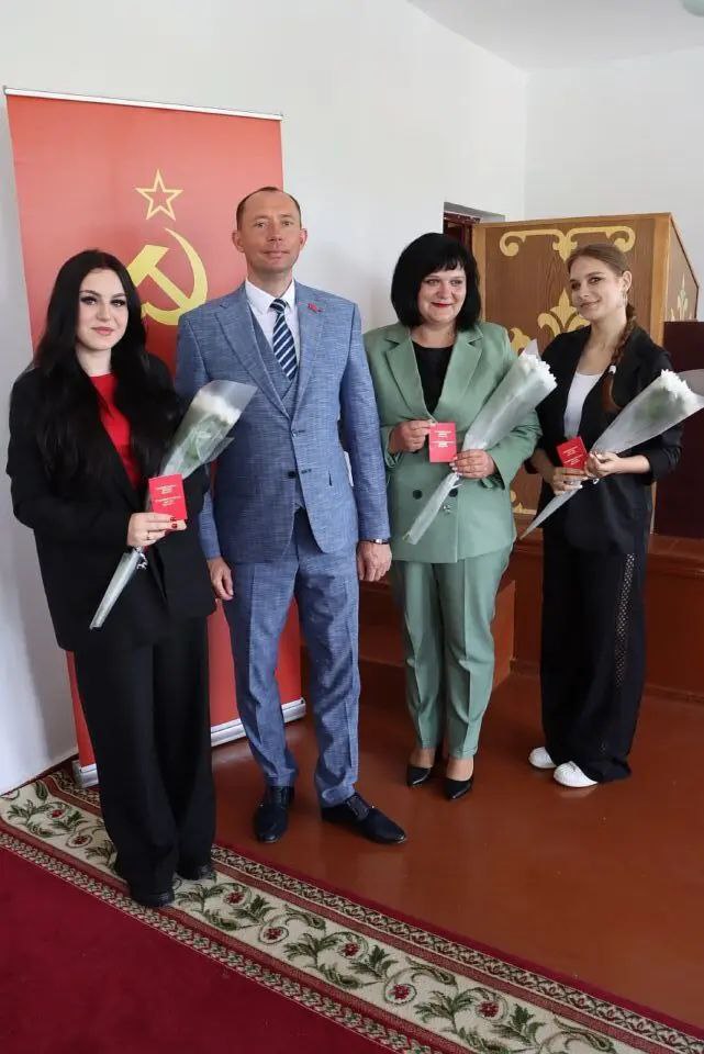 Лидер белорусских коммунистов посетил Хотимск  Первый секретарь ЦК Коммунистической партии Беларуси Сергей Сыранков в ходе Единого дня информирования встретился с коллективом ПМК-276, членами студенческого экологического отряда «Патриот», коммунистами Хотимской районной организации.  Во встрече приняли участие заместитель председателя Хотимского райисполкома Николай Хучев, начальник ПМК-276 Михаил Кошкин.   «Беларусь — страна возможностей. Молодежная политика на современном этапе» — тема Единого дня информирования.  Сергей Александрович — молодой политик, выдвигался кандидатом в Президенты Республики Беларусь на последних президентских выборах 2025 года, в ходе которых занял второе место.