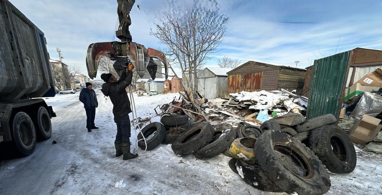 С улиц города Елизово за неделю вывезли 16 тонн мусора В городе Елизово продолжают борьбу с несанкционированными свалками Всего за неделю с городских территорий вывезли 120 кубометров мусора Нажмите для подробностей   kam24 ru news main 20251107 122406 html utm source telegram utm medium messenger