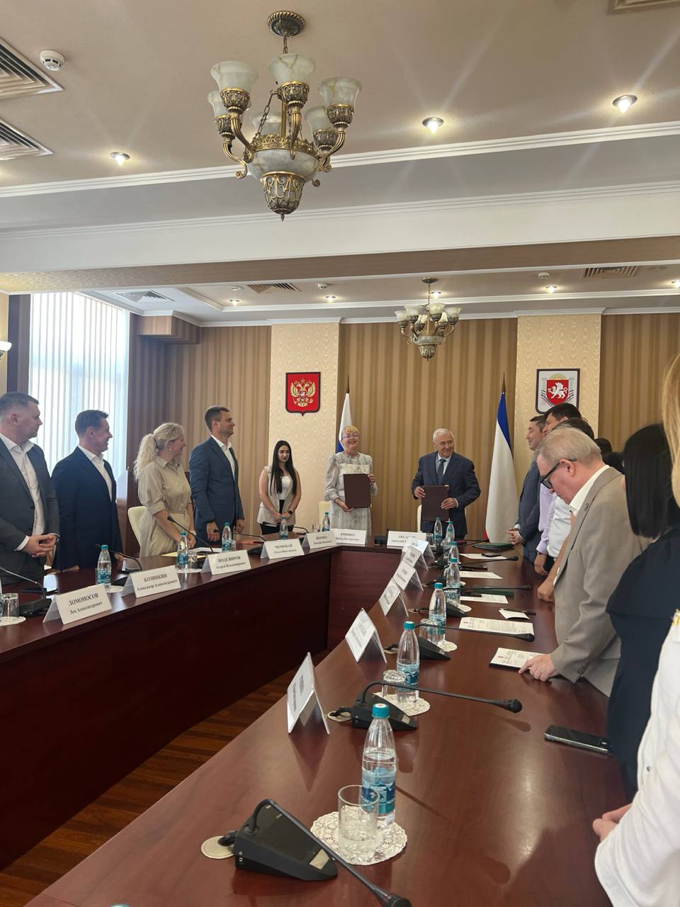 В Крыму пройдёт конкурс «Знатоки финансового рынка» В нём примут участие студенты пяти вузов республики. Соглашение о проведении конкурса подписали сегодня председатель Совета Ассоциации банков России Анатолий Аксаков и зампредседателя Совмина РК Ирина Кивико, а также руководители высших учебных заведений региона.