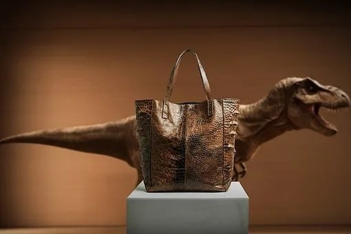 Учёные воссоздали шкуру динозавров для пошива одежды и сумок Учёные британских компаний The Organoid Company и Lab-Grown Leather Ltd при помощи генной инженерии воссоздали кожу динозавра из древнего коллагена. Продукт, получивший название T.Rex, собираются использовать при изготовлении продуктов для масс-маркетов. Исследователи воссоздали полную последовательность древнего белка и интегрировали ее в лабораторно выращенные клетки. В итоге получился прочный и биоразлагаемый материал, схожий по структуре с натуральной кожей. Технология предполагает экологичную альтернативу традиционной кожаной продукции. производство T.Rex не требует убоя животных и при этом полностью разлагается, не выделяя токсичные вещества. #общество #мир #наука #динозавры