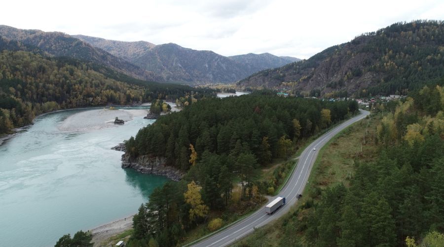 Главгосэкспертиза России одобрила проект по реконструкции участка Чуйского тракта в Майминском районе Республики Алтай Как сообщает издание Банкфакс проектом предусмотрено расширение автомобильной дороги с двух до четырех полос на участке с 454 по 475 километр Общая протяженность реконструируемого отрезка составит 18 038 км Участок пройдет вдоль реки Катунь между поселками Рыбалка и Манжерок После реконструкции дорога будет соответствовать требованиям категории IB с четырьмя полосами движения и расчетной скоростью 100 км ч В рамках проекта для повышения безопасности запланировано строительство двух транспортных развязок в разных уровнях и надземного пешеходного перехода Дорога пройдет по новому маршруту обходящему села Соузга Черемшанка и частично Манжерок что позволит сократить заторы и минимизировать неудобства в период строительства