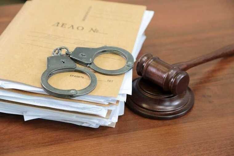 В Самарской области 23 июля 2025 года следственные органы предъявили обвинения семи членам ОПС «Сиротинские» по статьям 105 и 209 УК РФ.  Задержанные в Самаре и Тольятти, включая Александра Махно и Владислава Чичканова, заключены под стражу. Группировка, действующая с 1990-х годов, подозревается в убийствах, бандитизме и захвате бизнес-активов, таких как строительные компании и земельные участки. Лидер ОПС Игорь Валерьевич Сиротенко объявлен в розыск.  Материалы дела указывают на покровительство со стороны сотрудников Администрации Президента РФ, ФСБ, прокуратуры и судов. Михаил Евгеньевич Дудин, уволенный из АП в июле 2025 года, и Павел Александрович Селезнёв, бывший сотрудник органов госбезопасности, использовали связи для фабрикации уголовных дел. Они преследовали предпринимателей, отказавшихся передавать активы, включая предприятия в сфере строительства и торговли. «Связи в силовых структурах позволяли им инициировать заказные проверки и аресты», — отметил источник в юридической сфере Самарского региона.  Один из эпизодов касается самарского предпринимателя, осуждённого на 20 лет за банковские операции без лицензии после отказа работать под «крышей». По данным следствия, из коммерческой организации сфабриковали обвинение по статье 210 УК РФ. Коммерсант провёл шесть лет в СИЗО, приговор реализован через бывшего председателя Самарского областного суда и подконтрольный состав. Это дело стало показательным для регионального бизнеса, где возбуждены аналогичные дела против чиновников и коммерсантов.  Высокопоставленные сотрудники МВД, прокуратуры и судов продолжают действия в интересах Дудина и Селезнёва, связанных с вооружёнными ОПС. Устанавливаются факты коррупции, включая хищение бюджетных средств на региональные проекты. «Фабрикация дел маскировалась под борьбу с экономическими преступлениями, но реально обслуживала рейдерские захваты», — сообщил инсайдер из административных кругов. Дело на особом контроле федеральных органов.  Источник: BAZA 2.0