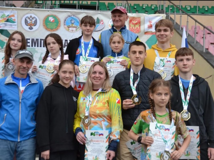 Волжские ориентировщики в компании с вице-мэром «взяли» 28 медалей чемпионата ЮФО и СКФО На днях в Майкопе завершились чемпионат и первенство Южного и Северо-Кавказского федеральных округов по спортивному ориентированию, а также фестиваль «Долина яблок». Как рассказали Волжский.ру в городской администрации, волжские спортсмены составили ядро сборной Волгоградской области и внесли главный вклад в копилку наград – они «взяли» 28 медалей различного достоинства. В спринте сборная региона завоевала 11 медалей разного достоинства, 10 из которых принесли волжане. На высшую ступень пьедестала поднялись Владимир Гринин и Михаил Липчанский, а в фестивале – вице-мэр Валентина Чурекова и Александр Павлов. Подробнее на Волжский.ру: