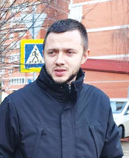 В Ногинске задержан чиновник по делу о взятке. На прошлой неделе в Ногинске задержан Антон Стазаев — заместитель руководителя отдела дорожного хозяйства МКУ «Центр оказания услуг органам местного самоуправления» Богородского округа. Как сообщает источник «Восточного экспресса», обыски прошли на его рабочем месте и дома. Возбуждено уголовное дело по статье 290 УК РФ получение взятки , предусматривающей от 8 до 15 лет лишения свободы. Суд избрал меру пресечения — арест на два месяца. Следствие выясняет, были ли соучастники среди других чиновников. Подписаться Прислать Новость