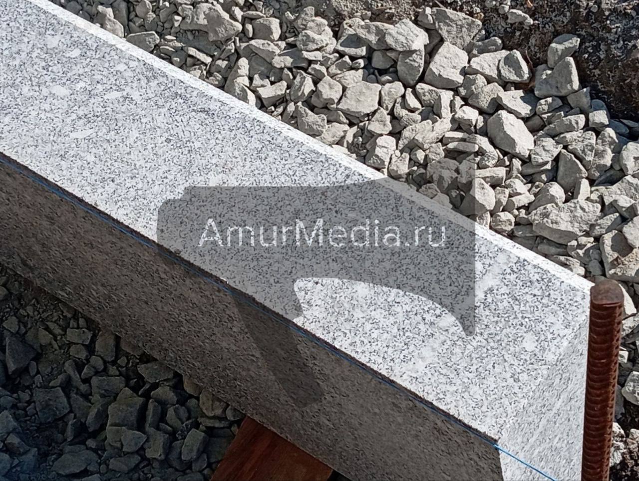 На улице Ленинградской устанавливают новые бордюры  На участке дороги по улице Ленинградская начались работы по установке поребриков бортового камня.    Монтаж ведётся вдоль проезжей части. Точные сроки завершения работ пока не сообщаются.  #ГородскиеХроники    AmurMedia   Прислать новость