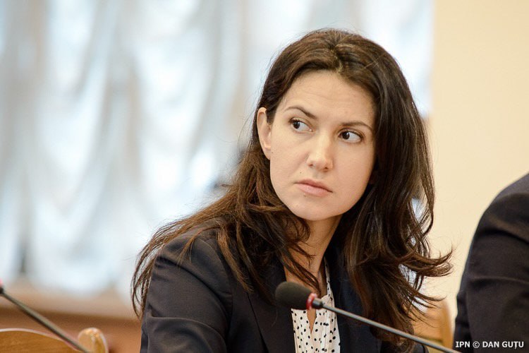 Олеся Стамате: Власти торопятся передать центр "Патриот" в управление президентуры Покинувшая PAS депутат отметила, что ей ничего не известно о текущей деятельности учреждения, ранее известного как «Патриот», хотя оно финансируется из государственных средств и в настоящее время подчиняется парламенту. «Я не знаю, чем занимается этот центр "Патриот". Деятельность этого центра непрозрачна для широкой общественности, у нас нет отчета о деятельности, но на деятельность этого центра тратятся государственные деньги. Прежде чем отвечать на вопрос, должен ли этот центр подчиняться президентскому институту, мы должны посмотреть, чем конкретно занимается центр» , — заявила Олеся Стамате. Почему этот вопрос не интересовал Стамате раньше – она не сообщила.