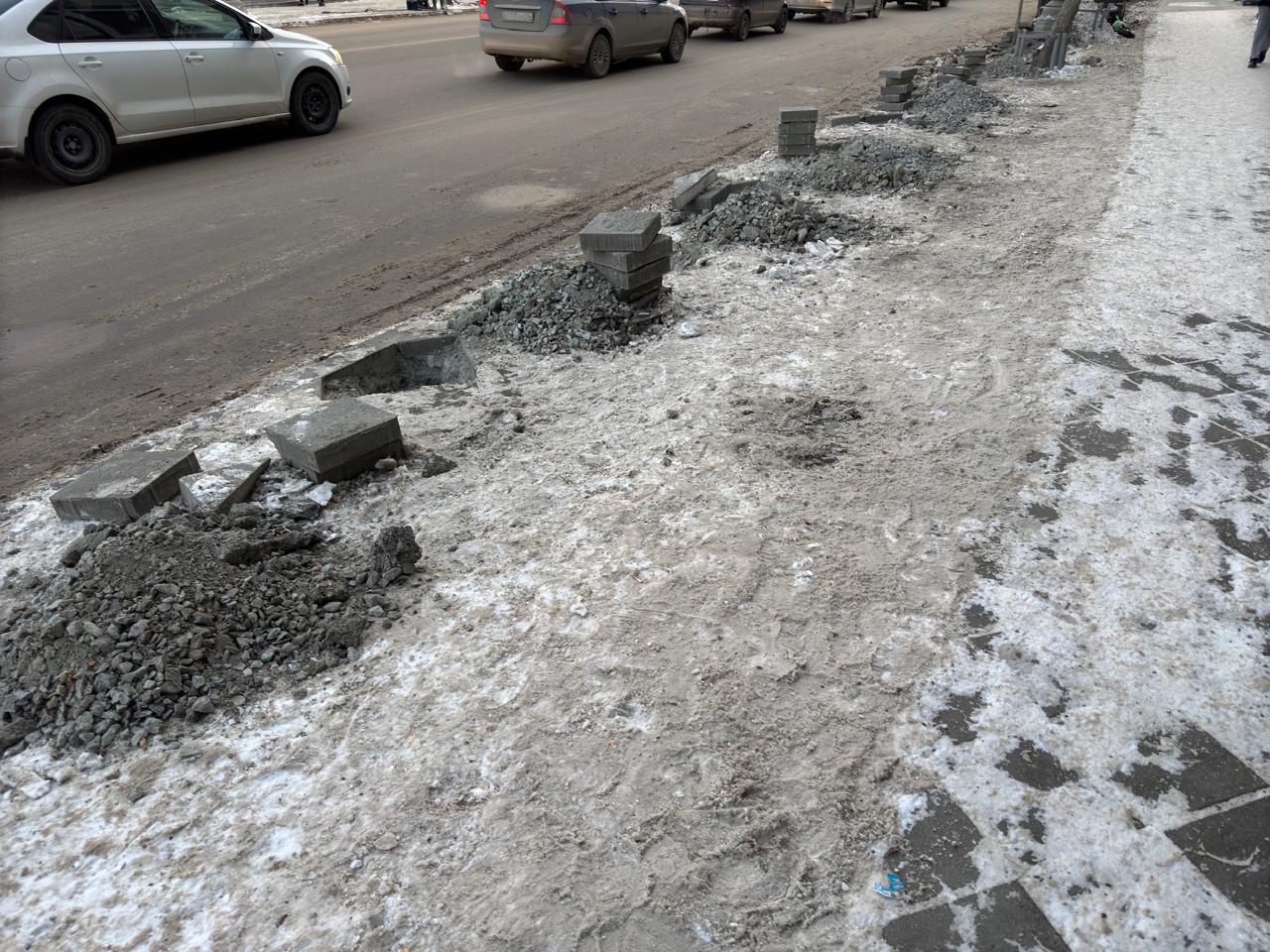 В Екатеринбурге возвращаются заборы вдоль улицы Малышева. Под них уже выкопаны ямки  земля из которых смешивается с подтаявшим снегом и превращается в любимую горожанами грязь .  К слову, там, где заборы уже стоят, они никак не мешают превращению тротуаров в парковку.