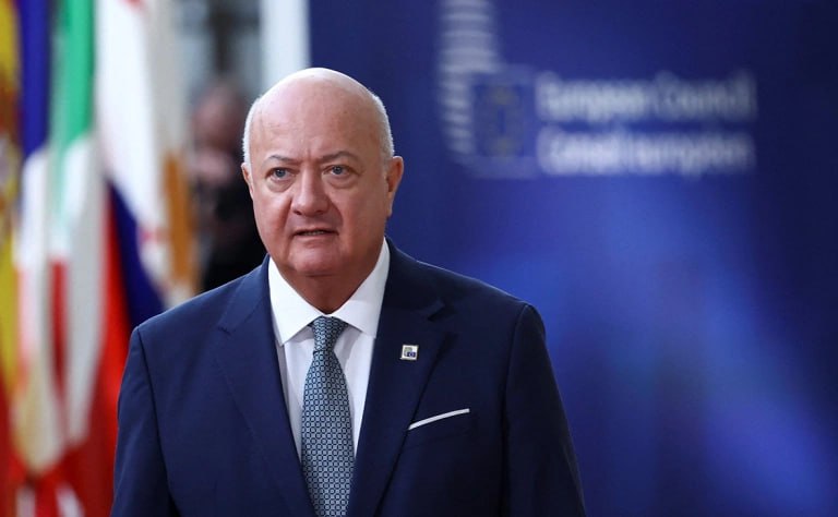 Нужно серьезно отнестись к опасениям Бельгии по вопросу использования замороженных активов России заявил канцлер Австрии Кристиан Штокер по прибытию на саммит Евросовета Штокер подчеркнул что все действия должны происходить на правовой основе По его мнению в предложении ЕК представленном в начале декабря это условие соблюдено Однако конечно есть опасения высказанные государствами членами ЕС особенно Бельгией которая особенно затронута поскольку там находится депозитарий Эти опасения должны быть восприняты серьезно сказал канцлер С одной стороны такое решение не должно приниматься против воли Бельгии с другой блок должен найти единое решение вопроса о том как поступать с замороженными активами подчеркнул Штокер Фото Yves Herman Reuters РБК в Telegram и MAX