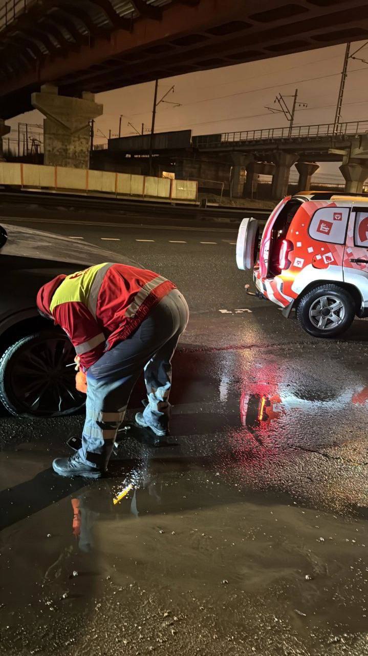 В Петербурге из-за перепадов температуры на дорогах начали появляться ямы. Автомобилисты жалуются на состояние Ольховой улицы, проспектов Московского, Санкт-Петербургского и Королёва, а также других магистралей.  В Комитете по благоустройству заверили, что дефекты устраняют круглогодично, а сроки ремонта зависят от категории дороги — от 3 до 12 дней.    Мегаполис       – жми тут / Прислать новость  #спб #питер #петербург