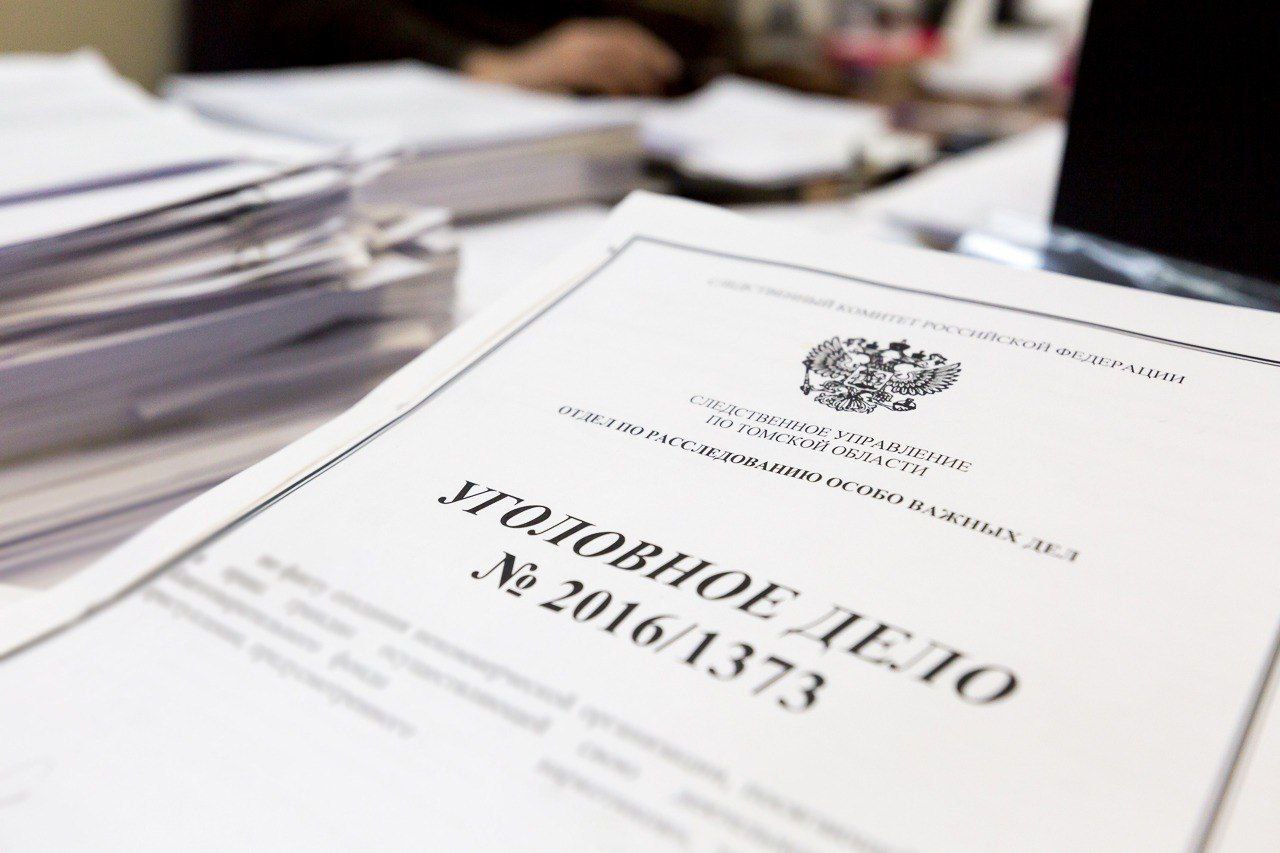 Суд вынес приговор по уголовному делу о мошенничествах в сфере агробизнеса Фигурантами стали четверо амурчан Благовещенский городской суд рассмотрел уголовное дело Сюмака В Ю Сюмака А Ю Сирченко К Н Морозова Р В совершивших серию хищенийденег у компаний контрагентов под видом поставок сельхозпродукции С 2019 по 2022 годы подсудимые использовали ряд юридических лиц которые они создали или купили Регион Экспо трейд Торговый дом Орион Амур Агро для совершения преступлений Схема мошенничества была отработана и повторялась Злоумышленники размещали ложные объявления о продаже больших партий сои Приэтом выдавали себя за успешных фермеров или посредников с собственными складамии ресурсами Когда покупатели начинали переговоры мошенники разными способами ссылаясь на рост цен или наличие других клиентов настаивали на полной предоплате После этого они либо не отправляли товар либо присылали лишьнебольшую часть В результате общий ущерб нанесенный пострадавшим составилболее 38 млн рублей Роли были четко распределены В Ю Сюмак был главным организатором и руководителем схем Он привлекал соучастников управлял фирмами однодневками вел переговоры изаключал договоры А Ю Сюмак брат организатора находил компании жертвы и обманывал их представителей рассказывая о возможностях Амур Агро Морозов формально руководил некоторыми фирмами Он использовал свое служебное положение чтобы создать видимость легальности а также привлек своего отчима в качестве подставного лица Сирченко помогал предоставляя для махинаций под контрольную ему компанию Экспо трейд Помимо крупных мошенничеств ст 159 УК РФ суд установил факты создания фирм однодневок ст 173 1 УК РФ и приобретения оборудования для незаконного доступа к банковским счетам ст 187 УК РФ Суд признал вину всех подсудимых Учитывались смягчающие и отягчающие обстоятельства и роль каждого Вынесены следующие приговоры Сюмак В Ю получил 8 лет колонии общего режима и штраф 150 тыс рублей Его взяли под стражу прямо в зале суда Сюмак А Ю приговорен к 2 годам условного лишения свободыс таким же испытательным сроком Морозов получил 2 года 8 месяцев принудительных работ судержанием 10 зарплаты в доход государства Сирченко оштрафован на 450 тыс рублей и приговорен к 2 годам исправительных работ с удержанием 20 зарплаты в пользу государства Кроме того они обязаны возместить потерпевшим 22 млн рублей материального ущерба