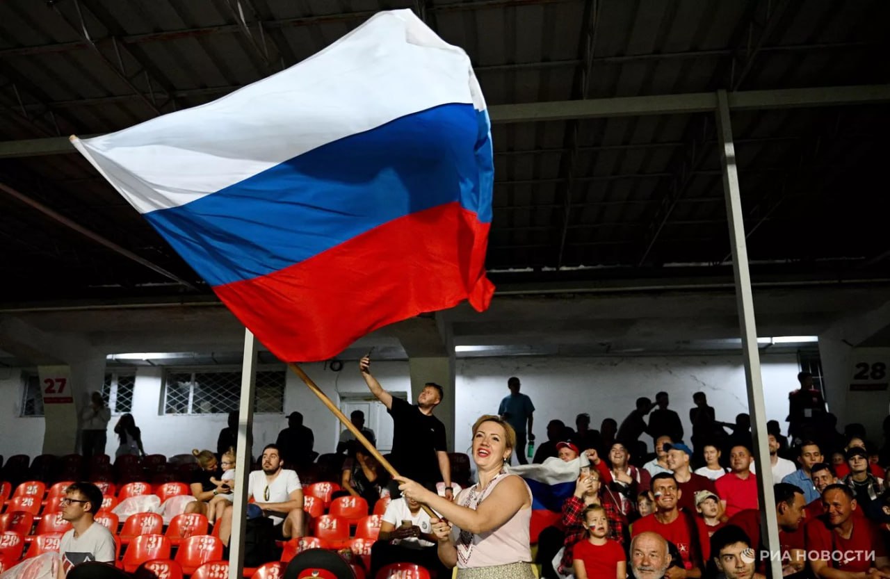 МОК напомнил о запрете демонстрации российской символики на зимней Олимпиаде 2026 года сообщает Sveriges Radio со ссылкой на письмо организации Решение касается всех стран которые могут участвовать в соревнованиях только под нейтральным флагом Отмечается что вопрос вновь стал актуальным после того как российский флаг был замечен на трибунах во время Тур де Ски Подписывайтесь на РИА Новости Спорт в MAX