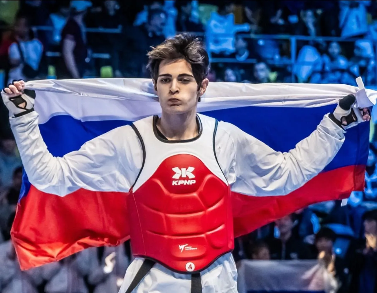 Еще один дагестанский тхэквондист выиграл молодежный чемпионат мира Исмаил Исмаилов завоевал золотую медаль Первенства мира по тхэквондо среди юниоров 15 17 лет которое проходит в Ташкенте Дагестанский тхэквондист стал в составе сборной России лучшим участником турнира в весе до 68 кг В финале Исмаилов был сильнее соперника из Узбекистана Накануне представители Дагестана выиграли на соревнованиях золотую и бронзовую медали РИА Дагестан в МАХ