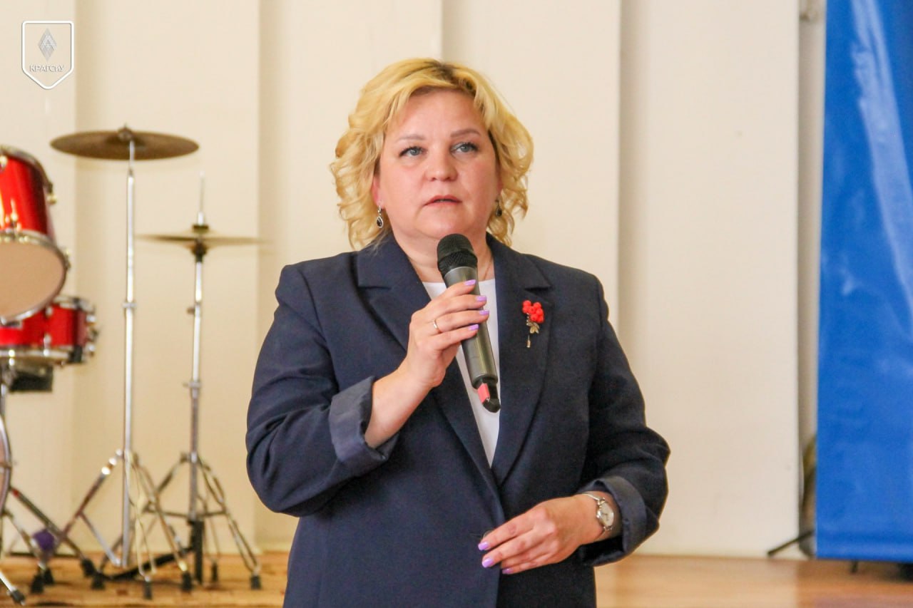 Алёна Квашнева потеряла приставку и о Её утвердили как полноправного ректора Академии Госслужбы РК В статусе исполняющей обязанности она работала с 1 марта 2024 года О назначении объявил замминистра Максим Ганов на торжественной линейке проходившей в учебном заведении komitesha