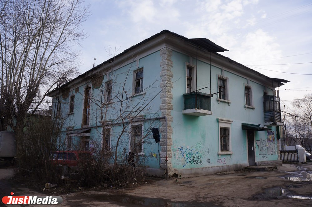 В Екатеринбурге планируется снести 13 жилых домов в границах улиц Селькоровской Мусорского Газорезчиков Обходного Окружной и построить на их месте новый жилой квартал Документ о комплексном развитии территории Вторчермета подписал мэр Алексей Орлов Проект предполагает не только строительство жилых домов но и детского сада а также спортивного учреждения На площадке КРТ располагаются 14 жилых домов 1957 1989 годов Из них планируется оставить лишь один на Селькоровской 64 Жителей остальных расселят justmediaru