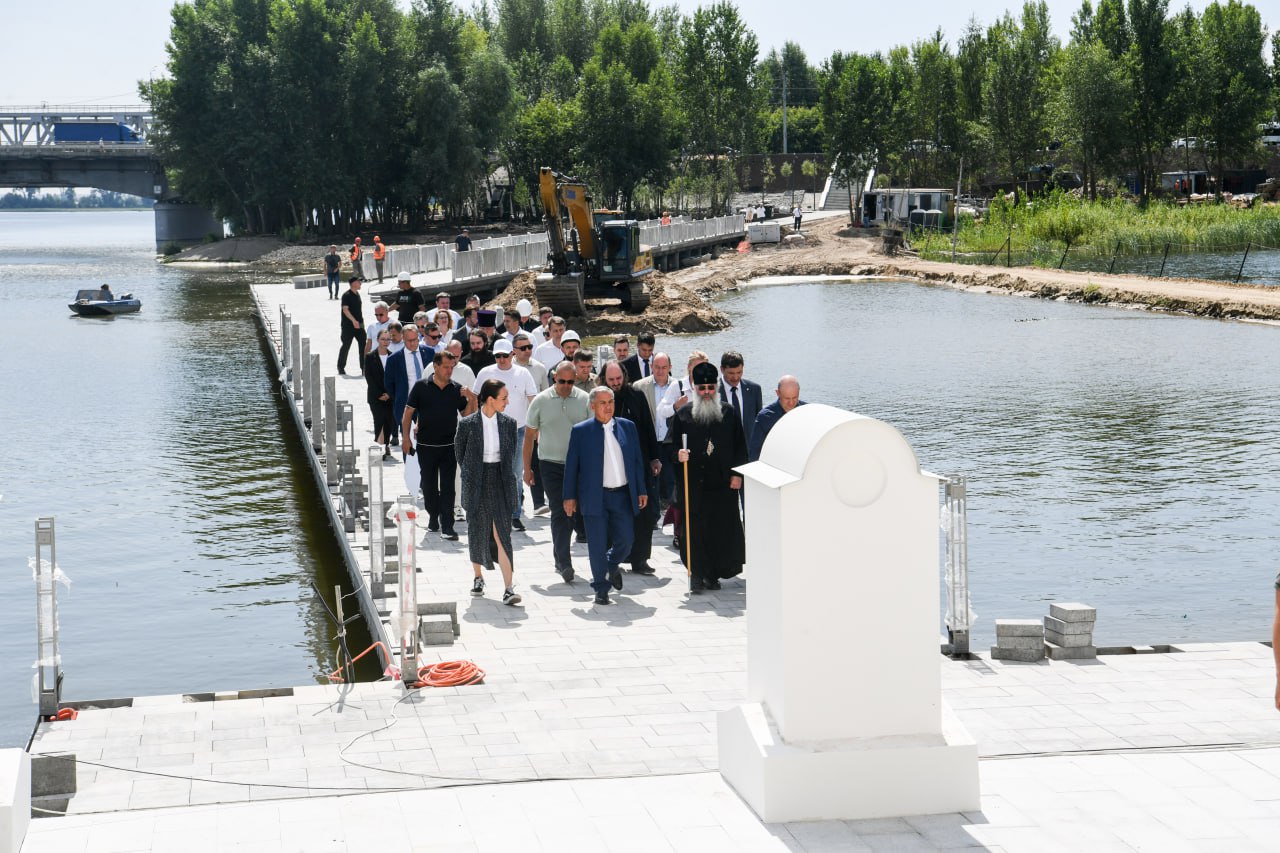 Рустам Минниханов оценил прогресс реставрационных работ на историческом храме Рустам Минниханов сегодня посетил Храм-памятник павшим воинам, возведенный в 1823 году, чтобы оценить текущее состояние ремонтно-восстановительных работ. Этот объект является значимым элементом культурного наследия на федеральном уровне. Расположенный на реке Казанка, храм соединен с берегом мостовым переходом и представляет собой 20-метровую четырехугольную усеченную пирамиду на высоком постаменте. В 2024 году началась его масштабная реставрация. В ходе визита Рустаму Минниханову доложили о завершении внутренних отделочных работ, восстановлении элементов входных групп, лестниц, портиков и лепного декора. Также сообщается о завершении облицовки фасада натуральным камнем, реставрации кровли, строительстве каменного ограждения вокруг территории памятника и благоустройстве прилегающих зон.