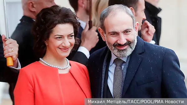Супруга премьер министра Армении Никола Пашиняна Анна Акопян сообщила о завершении их гражданского брака В своей публикации в соцсети она заявила Дорогие соотечественники Сообщаю что мой гражданский брак с премьер министром Николом Пашиняном завершен Прошу всех быть сдержанными и корректными в отношении этой темы Других подробностей относительно причин или обстоятельств разрыва Акопян не уточнила У Пашиняна и Акопян четверо детей сын и три дочери   Telegram MAX Читать эксклюзив