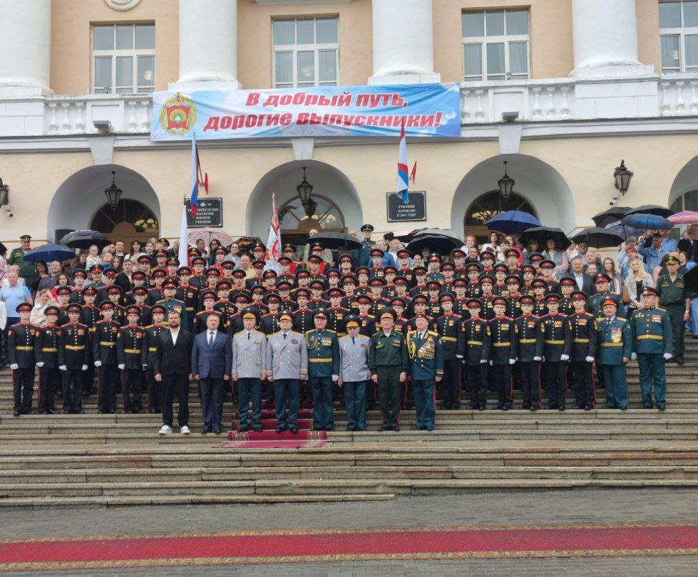 В Екатеринбурге выпустились воспитанники суворовского военного училища Сегодня по поручению полпреда в УрФО Артёма Жоги его заместитель Александр Калиберда принял участие в торжественной церемонии, посвящённой 77-му выпуску суворовцев Екатеринбургского суворовского военного училища. "Сегодня с гордостью мы провожаем в большую жизнь будущих генералов, профессоров, академиков, министров и губернаторов. Но в первую очередь - 69 молодых мужчин, которые любят свою Родину, умеют ценить дружбу и войсковое товарищество, не боятся трудностей и знают, как достигать поставленной цели", - отметил Александр Калиберда. В этом году училище окончили 69 человек, из них 39 выпускников окончили училище с медалями "За особые успехи в учении" первой и второй степени. Замполпреда поблагодарил коллектив педагогов и офицеров-наставников за воспитание суворовцев, пожелал выпускникам блестящей карьеры и удачи в службе на благо Родины. Екатеринбургское суворовское военное училище образовано 1 декабря 1943 года. За время существования из него выпустились более 16,5 тыс. суворовцев. В том числе один Герой Советского Союза и 16 Героев России. !