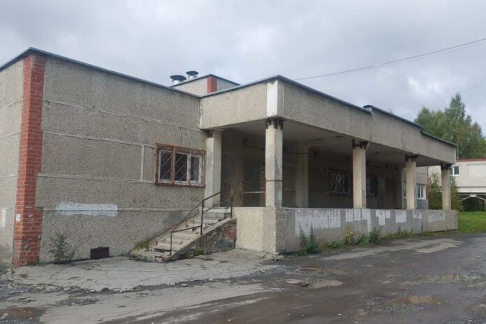Травматологический пункт Первоуральска откроется в начале 2026 года на удобной для жителей площадке расположенной в самом центре города в медгородке на улице Металлургов Травмпункт откроется в здании бывшего пищеблока которое в настоящее время не используется но сохранилось в хорошем состоянии Этот объект размещен рядом с другими основными корпусами больницы хирургическим где находится отделение травматологии и терапевтическим к нему легко добраться из любой точки города рядом достаточно места для парковки легкового транспорта Подробнее читайте на сайте Областной газеты Департамент информационной политики Свердловской области Подписаться на ОГ Прислать новость Поддержать канал