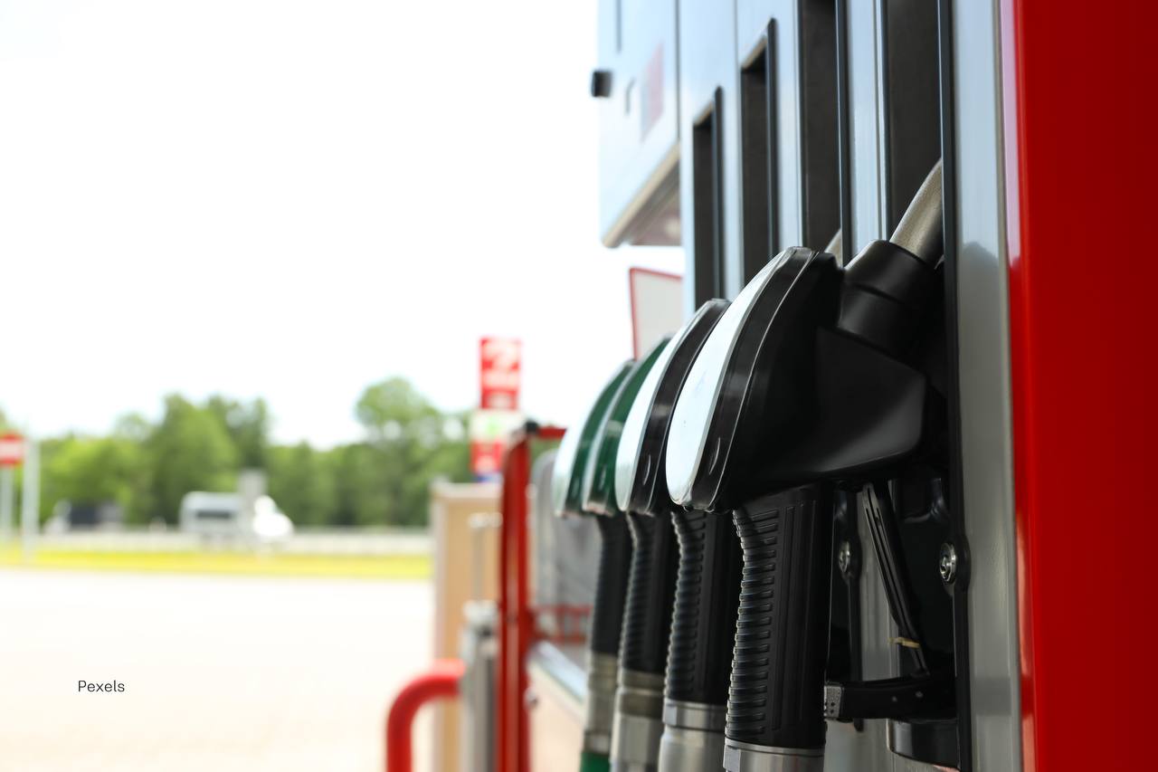 После жалоб водителей на качество топлива Госинспекция по надзору за непродовольственными товарами и защите прав потребителей объявила о внеплановых проверках автозаправочных станций