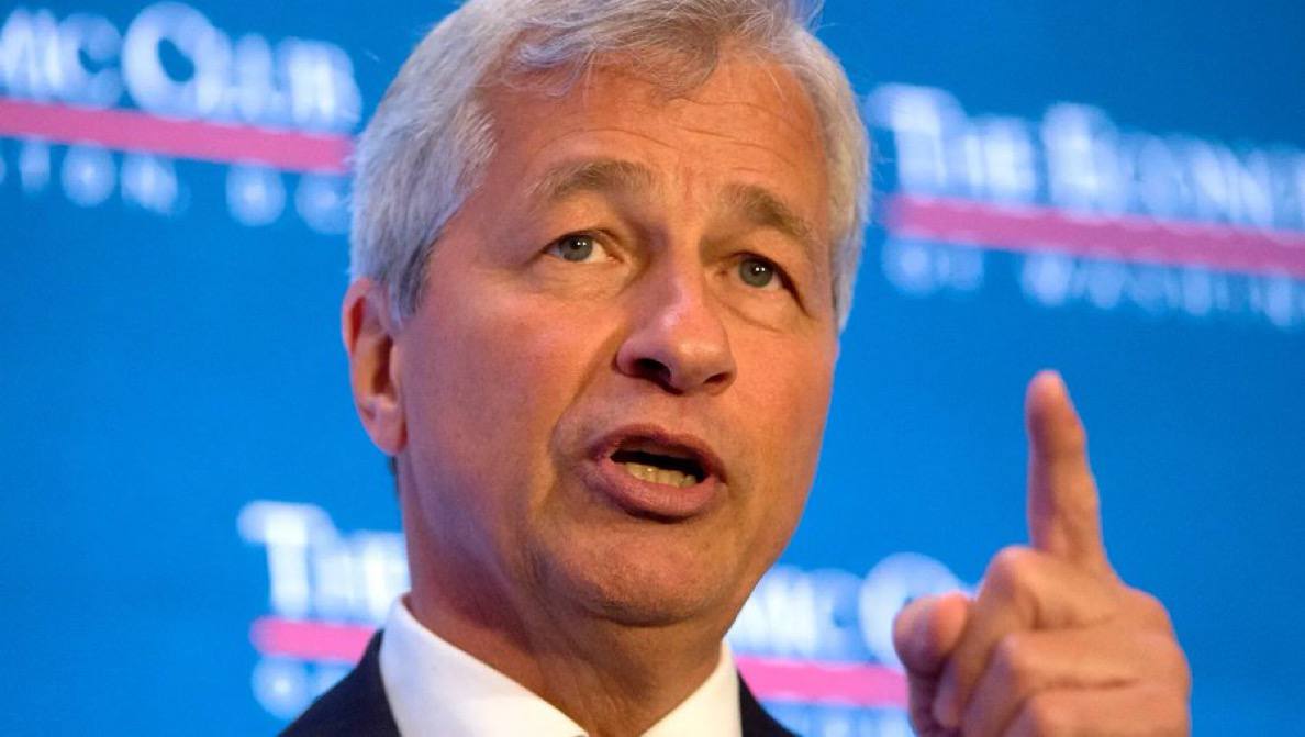 Генеральный директор JP Morgan Джейми Даймон заявил, что он не поклонник биткойна, и что банк не будет хранить криптовалюту — только позволит клиентам покупать ее