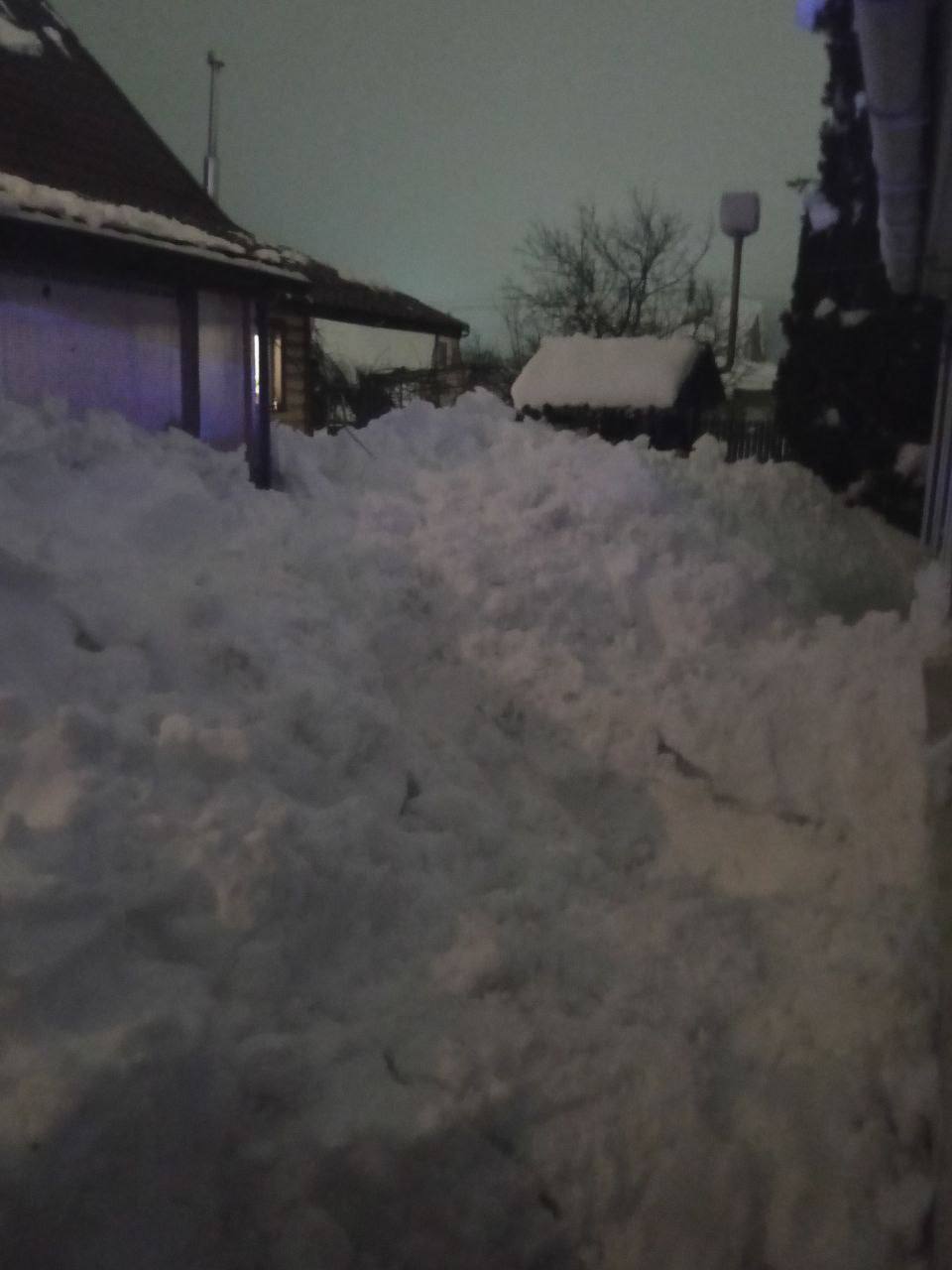 Мужчина погиб после схода снега с крыши частного дома в Троицком АО Пожарные раскопали снежный завал но спасти пострадавшего не удалось Фото департамент ГОЧСиПБ Москвы Подписаться на РИА Новости