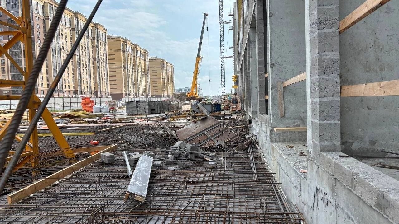 Трагедия на стройке в Тюмени Сегодня утром на стройплощадке ЖК «Космо» на ул. Евгения Войнова рухнула выносная площадка с 12-го этажа — вместе с двумя рабочими и грузом. Конструкция упала прямо на находившихся внизу сотрудников. Двое рабочих скончались на месте, троих доставили в больницу. Один из них позже умер от тяжёлых травм. Сейчас двое остаются в реанимации — состояние тяжёлое. Вызов в скорую поступил в 9:04, через 8 минут медики были на месте. Пострадавших экстренно госпитализировали в ОКБ №2. Прокуратура и СК проводят проверку. Возбуждено уголовное дело. На месте работают следователи, допрашивают сотрудников компании и проводят экспертизы Присылай новости