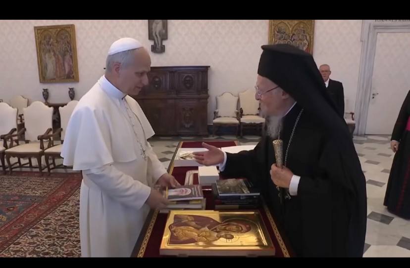 В Стамбуле папа Лев XIV встретился с Вселенским патриархом Варфоломеем I Встреча состоялась в Центральном патриаршеском соборе Святого Георгия в Стамбуле приуроченная к 1700 летию Первого Вселенского Никейского собора Папа Лев XIV и Вселенский патриарх Варфоломей I высказались в поддержку межрелигиозного диалога и подписали совместную декларацию выразив желание восстановить полное общение между католической и православной церквями а также отвергли любое использование религии для оправдания насилия Оба церковнослужителя также заявили что будут продолжать работать над установлением общей даты празднования Пасхи для католиков и православных Первая официальная встреча между папой Римским и Вселенским патриархом состоялась в Ватикане в 1964 году Она стала символом восстановления диалога после многих столетий разрыва В последние десятилетия папы Римские проявляли инициативу в диалоге с Вселенскими патриархами в том числе Папа Франциск который встречался с Варфоломеем I несколько раз