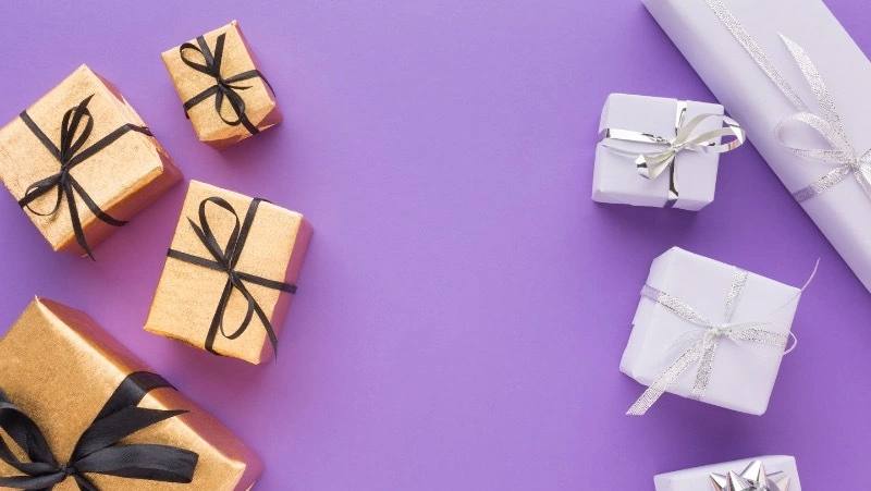 Мошенники начали обманывать россиян под видом игры в Тайного Санту Аферисты предлагают сыграть в игру и получать подарок от незнакомца Главное условие нужно подписаться на несколько Telegram каналов Если жертва выполнит это условие ей отправят ссылку при переходе которой можно узнать как получить подарок Переходить по такой ссылке нельзя Она может запустить автоматическое скачивание вредоносных программ с помощью которых преступники получат удаленный доступ к устройству   Подписаться на нас Telegram I MAX Прислать нам новость Sakhonlinebot