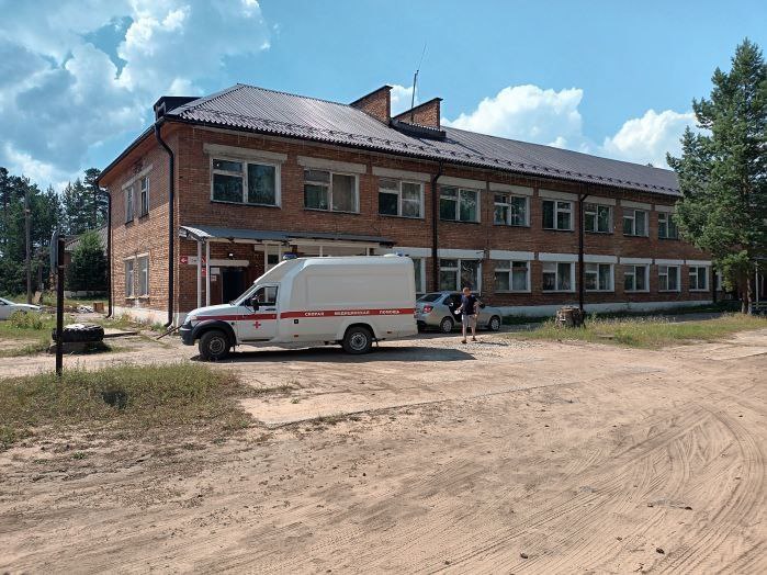 В Богучанском МО продолжается капремонт Чуноярской участковой больницы. В этом году специалисты обновляют системы отопления и вентиляции. Работы ведутся поэтапно в рамках нацпроекта «Продолжительная и активная жизнь». Больница продолжает принимать пациентов. Здесь уже заменили канализационную систему и сети водоснабжения, отремонтировали кровлю, установили современную сантехнику. Параллельно отремонтировали здание котельной, которая отапливает больницу, и установили новые котловые агрегаты. Завершить ремонт планируют в 2027 году. обслуживает более 7 тысяч человек – жителей поселков, значительно удаленных от районного центра, Октябрьский, Осиновый Мыс, Такучет, деревня Малеево