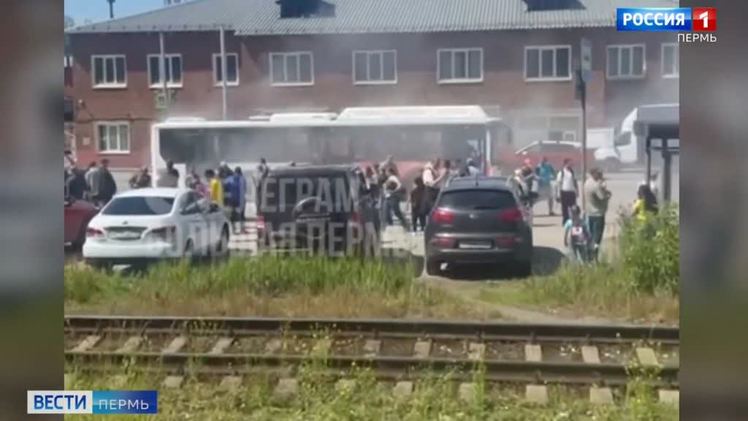 В Перми задымился рейсовый автобус В Перми у проходной предприятия «Химпром» на улице Соликамской произошло задымление в салоне рейсового автобуса. По словам очевидцев, транспорт не доехал до остановки всего несколько десятков метров. Водитель оперативно остановил автобус и высадил пассажиров. Никто из людей не пострадал. Причины происшествия уточняются.