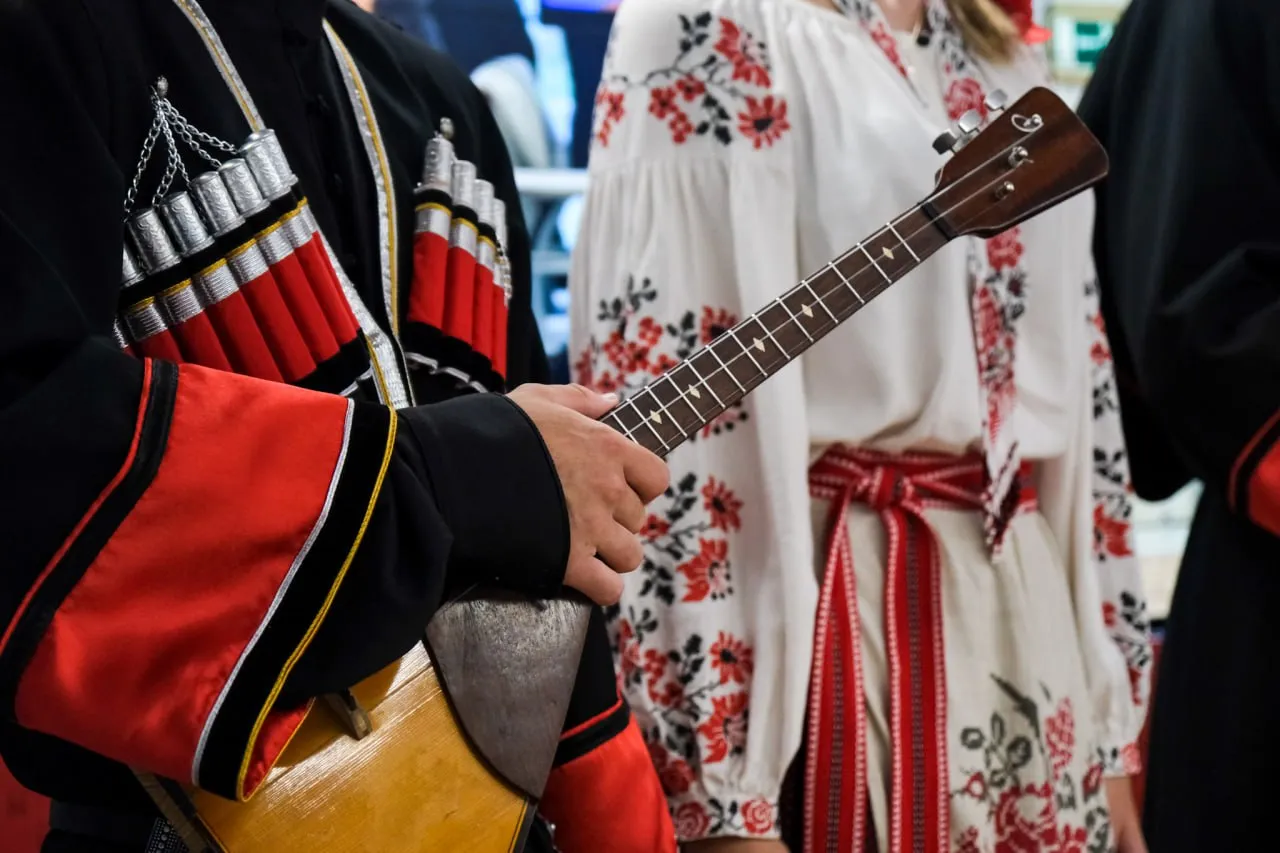 Центральный музей российского казачества не только бережно хранит уникальные экспонаты но и оживляет традиции о вековых казачьих устоях здесь рассказывают на захватывающих лекциях и увлекательных экскурсиях Сотрудники подготовили для посетителей мастер классы и другие интерактивные программы о пасхальных обычаях казаков Среди них театрализованная программа Сказки Атамана Где казаки Пасху праздновали открытая репетиция клуба традиционной казачьей песни Петров Вал в Казачьей гостиной вечер встреча с внуком Михаила Шолохова литературно музыкальный спектакль Кривая стежка из цикла Донские рассказы лекция За любимым наркомом мы коней боевых поведем   Подробнее в материале на портале Российское казачество в MAX